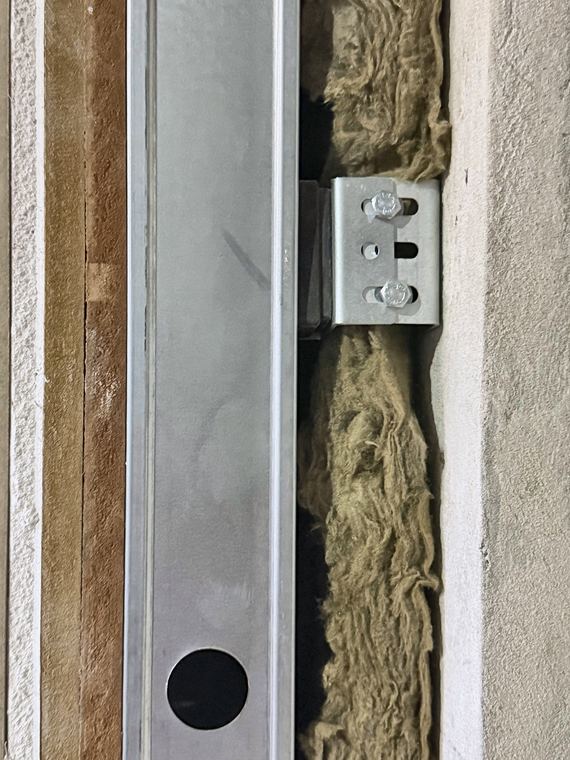 Isolador de parede preso ao perfil, com lã mineral na câmara de ar