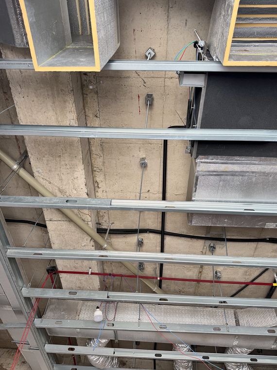 Estrutura do forro suspensa por pendurais isolados sob a laje