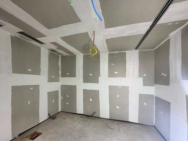 Sala interna fechada com dupla chapa de drywall